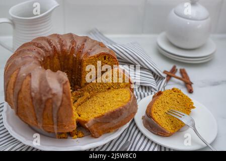 dolce pan di spugna di timo alla vaniglia su un tavolo Foto Stock