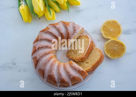 dolce pan di spugna di timo alla vaniglia su un tavolo Foto Stock