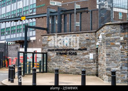 Derry, UK- 13 aprile 2022: Stazione Strand Road PSNI a Derry, Irlanda del Nord Foto Stock