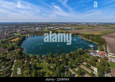 Tra Augsburg-Hochzoll e Friedberg si trova un'area ricreativa molto conosciuta, il Friedberger Baggersee. Foto Stock