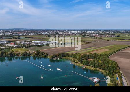 Tra Augsburg-Hochzoll e Friedberg si trova un'area ricreativa molto conosciuta, il Friedberger Baggersee. Foto Stock