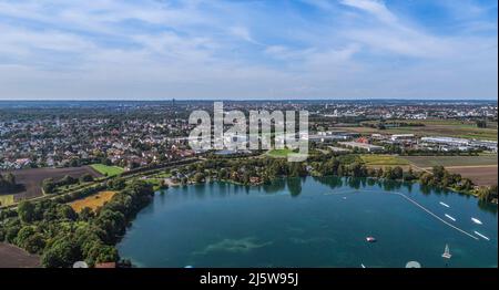 Tra Augsburg-Hochzoll e Friedberg si trova un'area ricreativa molto conosciuta, il Friedberger Baggersee. Foto Stock