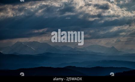 I Monti Tatra visti dal Parco Nazionale di Pieniny, Slovacchia. Foto Stock