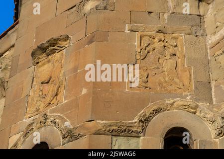 Vista ravvicinata del bassorilievo sulla facciata esterna dell'antico monastero di Jvari, Mtkkheta, Georgia Foto Stock