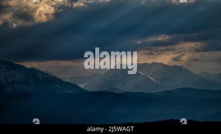 I Monti Tatra visti dal Parco Nazionale di Pieniny, Slovacchia. Foto Stock