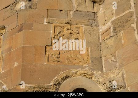 Vista ravvicinata del bassorilievo sulla facciata esterna dell'antico monastero di Jvari, Mtkkheta, Georgia Foto Stock