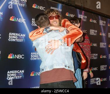 25 aprile 2022, Universal City, CA, USA: LOS ANGELES - Apr 25: Allen Stone, Hueston al Concorso di canzoni del Americaâ Semifinali Red Carpet presso gli Universal Studios il 25 aprile 2022 a Universal City, CA (Credit Image: © Kay Blake/ZUMA Press Wire) Foto Stock