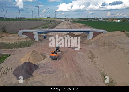 25 aprile 2022, Sassonia-Anhalt, Lüderitz: Il cantiere sulla strada statale A14 nei pressi di Lüderitz. L'estensione nord del A14 è in crescita. L'ultima sezione per la quale non è ancora stato rilasciato un permesso definitivo di costruzione sarà oggetto di un'audizione orale presso il Tribunale amministrativo federale di Lipsia il 26 aprile 2022. La decisione di approvazione della pianificazione del 14 dicembre 2020 per il tratto di 16,8 chilometri Osterburg-Seehausen-Nord è stata contestata dall'associazione Naturfreunde Sachsen-Anhalt. Foto: Peter Gercke/dpa-Zentralbild/dpa Foto Stock