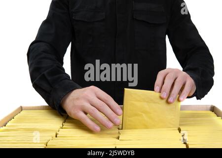 Cassette di legno vuote e casuali impilate contro un muro. Una