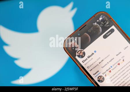 Antalya, Turchia - 26 Aprile 2022 : Elon Musk account Twitter su smartphone e logo Twitter in background. Elon Musk ha acquistato Twitter Foto Stock