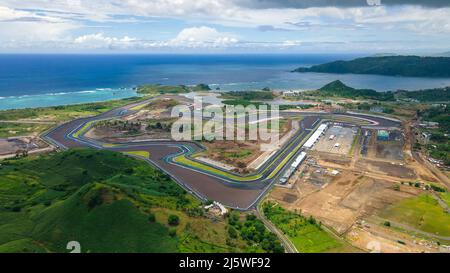 Scatto aereo del circuito Internazionale di Mandalika con lo sfondo bello della spiaggia di Kuta Lombok Foto Stock