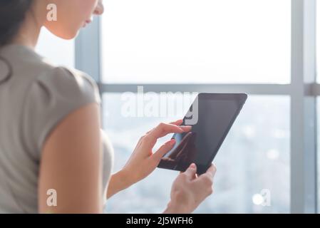Foto con vista laterale di giovani telelavoratori con tablet, ricerca e navigazione delle informazioni tramite l'applicazione di connessione wi-fi in ufficio o a casa Foto Stock