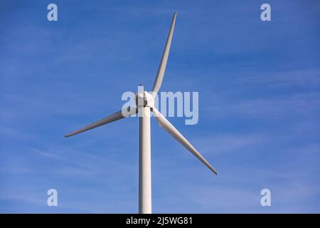 Vista aerea di una turbina eolica con eliche rosse e bianche Foto Stock