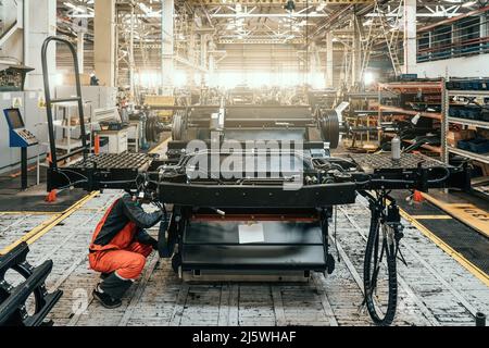 Processo di assemblaggio del trattore agricolo e della trebbiatrice. Produzione e assemblaggio di mietitrebbie industriali. Foto Stock