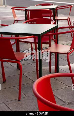 tavoli con sedie rosse sulla terrazza del ristorante all'aperto senza persone Foto Stock