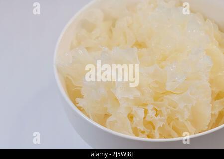 Ciotola di neve reidratata o fungo bianco, Tremella fuciformis, pronta per il consumo, su bianco Foto Stock