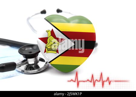 Bandiera dello Zimbabwe sotto forma di cuore accanto ad uno stetoscopio, il concetto del sistema sanitario mondiale Foto Stock