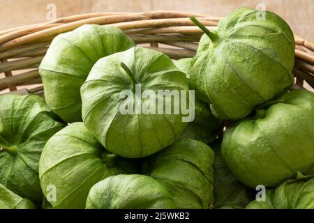 Cestino con tomatillo messicano verde fresco in un primo piano buccia Foto Stock