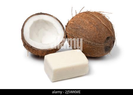 Pezzo di cocco cremato, burro di cocco, primo piano e cocco fresco isolato su sfondo bianco Foto Stock