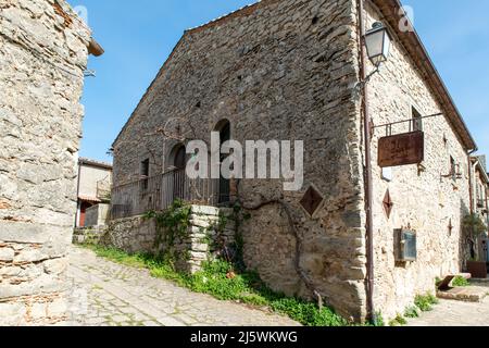 strade internee e costruzioni di Montalbano Elicona in provincia di Messina, borgo dei borghi 2015, splendido borgo medievale molto caratteristico Foto Stock