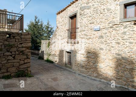 strade internee e costruzioni di Montalbano Elicona in provincia di Messina, borgo dei borghi 2015, splendido borgo medievale molto caratteristico Foto Stock