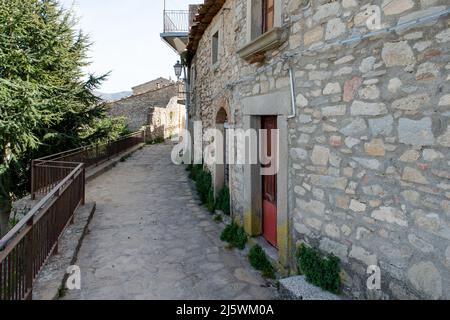 strade internee e costruzioni di Montalbano Elicona in provincia di Messina, borgo dei borghi 2015, splendido borgo medievale molto caratteristico Foto Stock