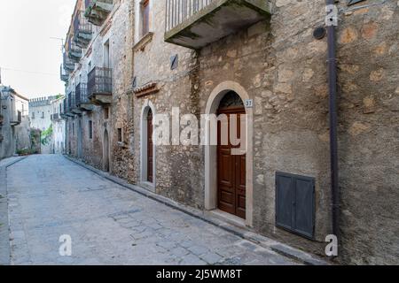 strade internee e costruzioni di Montalbano Elicona in provincia di Messina, borgo dei borghi 2015, splendido borgo medievale molto caratteristico Foto Stock