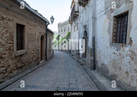 strade internee e costruzioni di Montalbano Elicona in provincia di Messina, borgo dei borghi 2015, splendido borgo medievale molto caratteristico Foto Stock