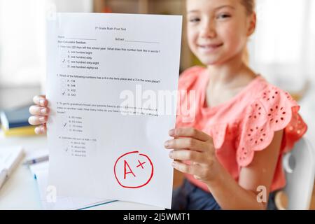 Ragazza dello studente con la scuola test buon segno a casa Foto Stock