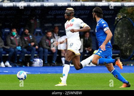 EMPOLI, ITALIA - APRILE 24: Victor Osimhen della SSC Napoli compete per la palla con Sebastiano Luperto dell'Empoli FC, durante la Serie A match tra Empoli FC e SSC Napoli allo Stadio Carlo Castellani il 24 Aprile 2022 ad Empoli, Italia. (Foto tramite MB Media) Foto Stock