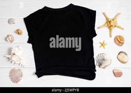 T Shirt mockup piatto Lay Sea Shell sfondo bianco in legno. Foto Stock