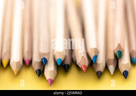Primo piano, matite di legno multicolore per disegno isolato. Foto Stock