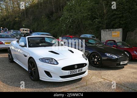 Jaguar XKR (2005) e Aston Martin DB9 (2006), British Marques Day, 24 aprile 2022, Brooklands Museum, Weybridge, Surrey, Inghilterra, Regno Unito, EUR Foto Stock