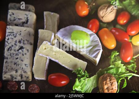 formaggio gustoso impostato come antipasto Foto Stock