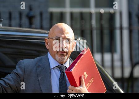 Londra, Regno Unito. 26th Apr 2022. Nadhim Zahawi, Segretario alla pubblica istruzione, arriva a un incontro di gabinetto al 10 Downing Street di Londra. Credit: Ian Davidson/Alamy Live News Foto Stock