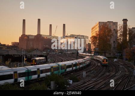 Battersea Power Station e treni da Ebury Bridge, Londra, mattina presto Foto Stock