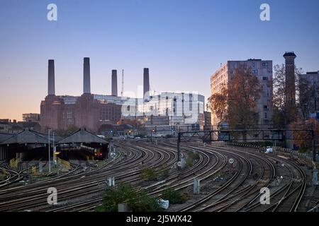 Battersea Power Station e treni da Ebury Bridge, Londra, mattina presto Foto Stock