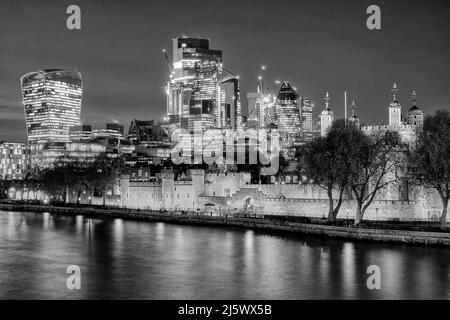 La Torre di Londra nana dalla Città di Londra Foto Stock