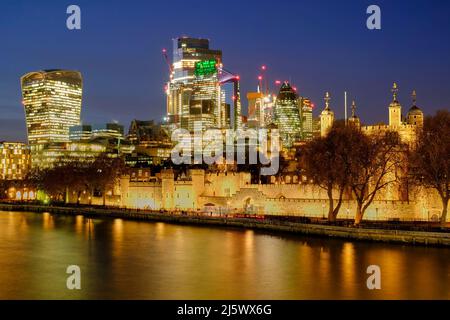 London Financial Area e la Torre di Londra nana dalla City di Londra Foto Stock