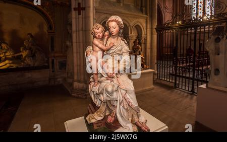 LE MANS, SARTHE, FRANCIA, 31 MARZO 2022 : interni e decorazioni architettoniche della cattedrale di San Giuliano Foto Stock