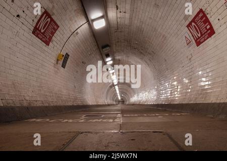 All'interno del Greenwich Foot Tunnel, Greenwich, Londra Foto Stock