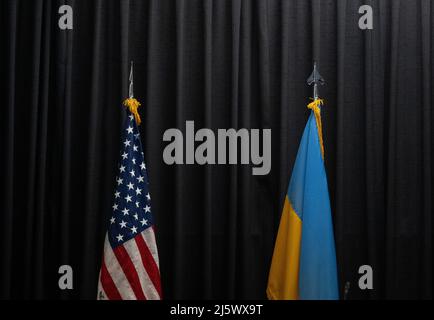 Ramstein, Germania. 26th Apr 2022. Le bandiere degli Stati Uniti (l) e dell'Ucraina durante la conferenza sulla guerra dell'Ucraina alla base aerea di Ramstein degli Stati Uniti. Credit: Boris Roessler/dpa/Alamy Live News Foto Stock