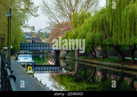 Mattina di primavera sul fiume Wensum a Norwich, Norfolk, Inghilterra. Foto Stock