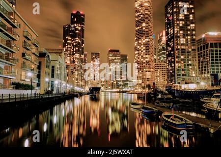 Canary Wharf South Dock, Londra, di notte Foto Stock