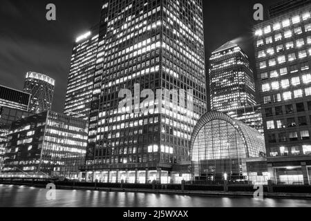 Canary Wharf South Dock, grattacieli e l'East Wintergarden, Londra Foto Stock