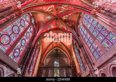 LE MANS, SARTHE, FRANCIA, 31 MARZO 2022 : interni e decorazioni architettoniche della cattedrale di San Giuliano Foto Stock