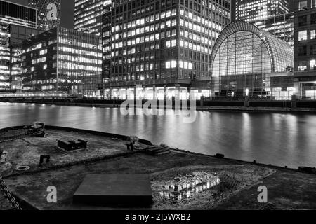 Canary Wharf South Dock, grattacieli e l'East Wintergarden, Londra Foto Stock