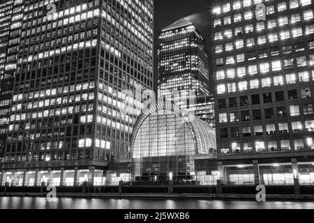 Canary Wharf South Dock, grattacieli e l'East Wintergarden, Londra Foto Stock