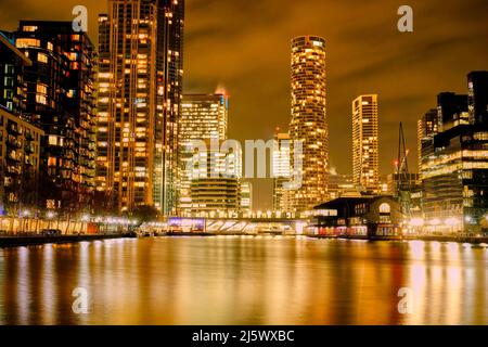 Canary Wharf Millwall Inner Dock e South Quay di notte, Londra Foto Stock