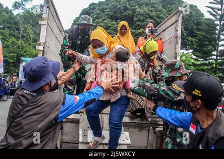 Sleman, Yogyakarta, Indonesia. 26th Apr 2022. I residenti delle pendici del Monte Merapi sono stati evacuati in un luogo sicuro durante una simulazione della minaccia di un'eruzione del Monte Merapi a Cangkringan, Sleman, Yogyakarta, Martedì 26 aprile 2022. L'Agenzia nazionale indonesiana per la gestione delle catastrofi (BNPB) ha condotto una simulazione simultanea della gestione delle catastrofi, delle eruzioni vulcaniche, dei terremoti e degli incendi per addestrare la preparazione a rispondere alle potenziali catastrofi al fine di ridurre il rischio di impatti. (Credit Image: © Slamet Riyadi/ZUMA Press Wire) Foto Stock